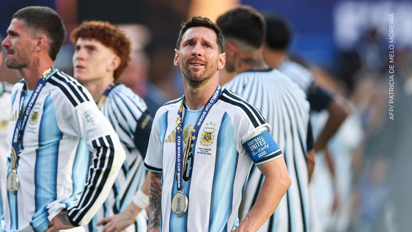 Se revela el video de la reacción exacta de Messi mientras ve a los españoles recibir la copa