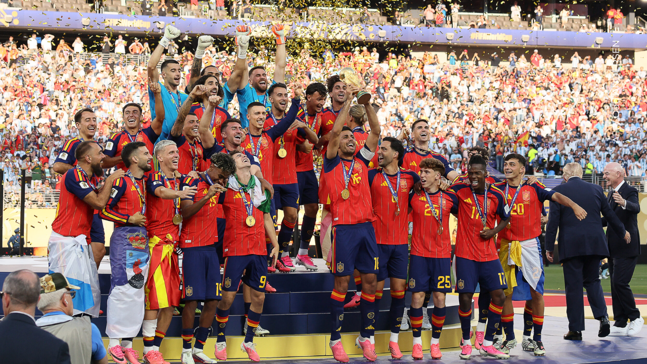 Captan a dos jugadores españoles celebrando el título con un beso