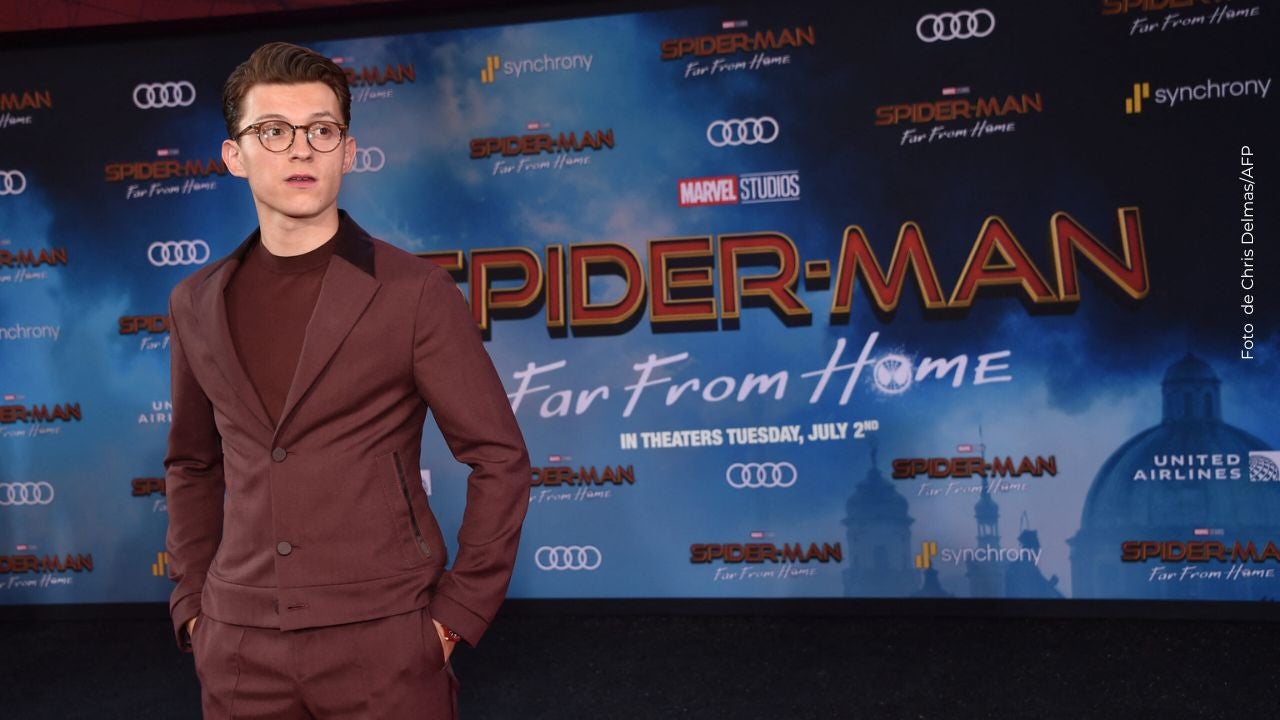 Artistas mexicanos en problemas legales por entregar bandera de México modificada a Tom Holland y Zendaya.