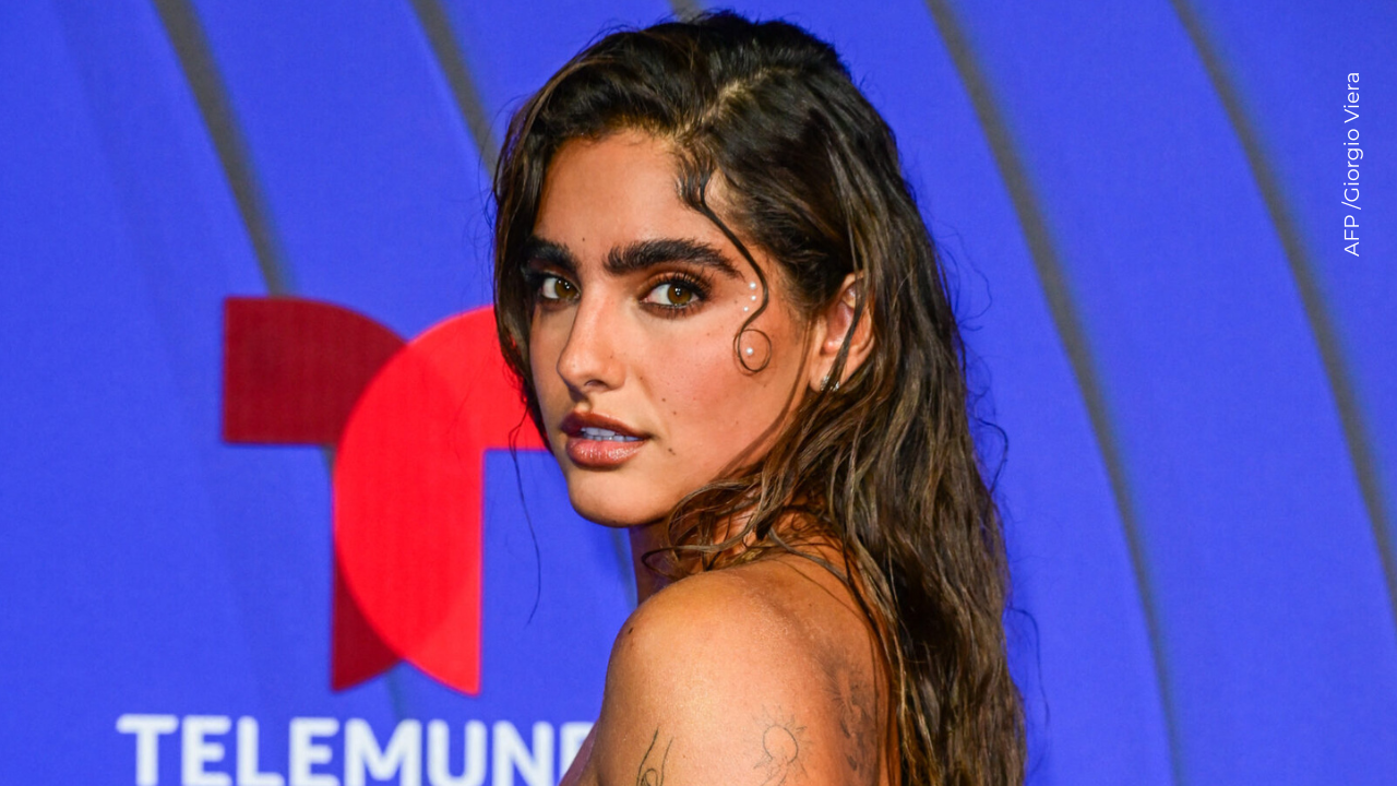 Isabella Ladera en la alfombra roja de los Latin Music Awards.