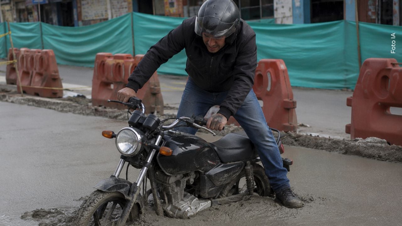 Motociclista quedó atrapado en cemento