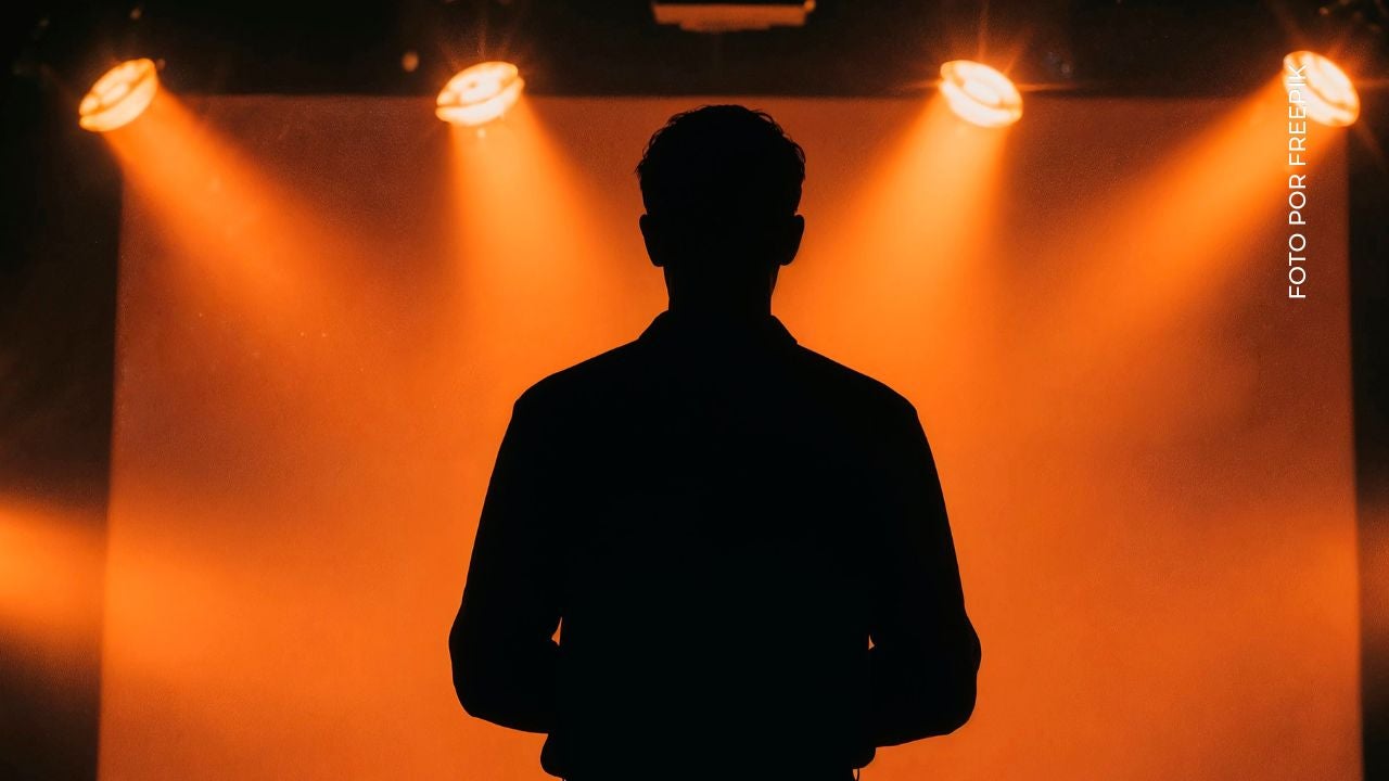 Silueta de actor en un escenario.