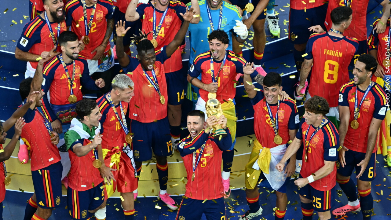 Jugador español respondió a las críticas por las fotos abrazando a otro futbolista: "Me sorprende"
