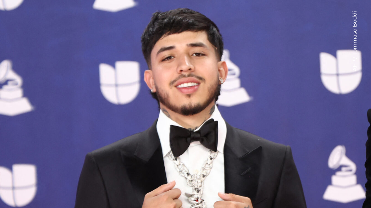 Westcol posa ante las cámaras en la alfombra roja de los Latin Grammy 2025.