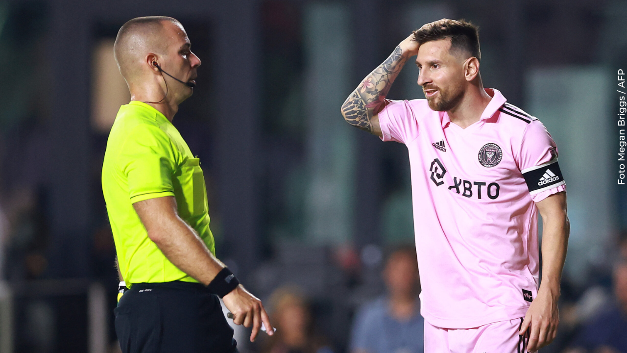 El gesto de Lionel Messi con el árbitro durante un partido desató todo tipo de reacciones