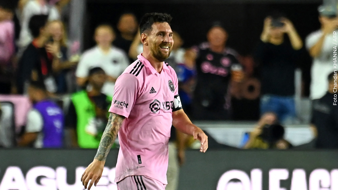 Captan a Lionel Messi visiblemente molesto con el árbitro en pleno partido