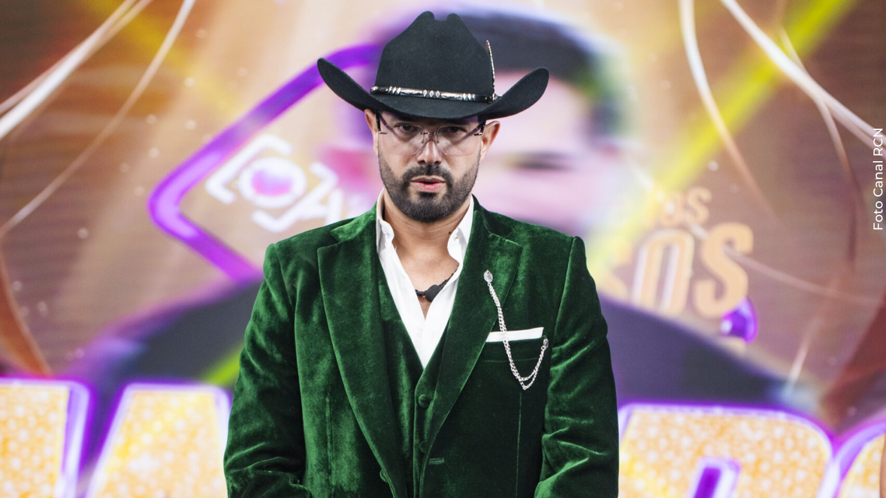 Fan cambió un beso en la mejilla por uno en la boca y sorprendió a Alejandro Estrada