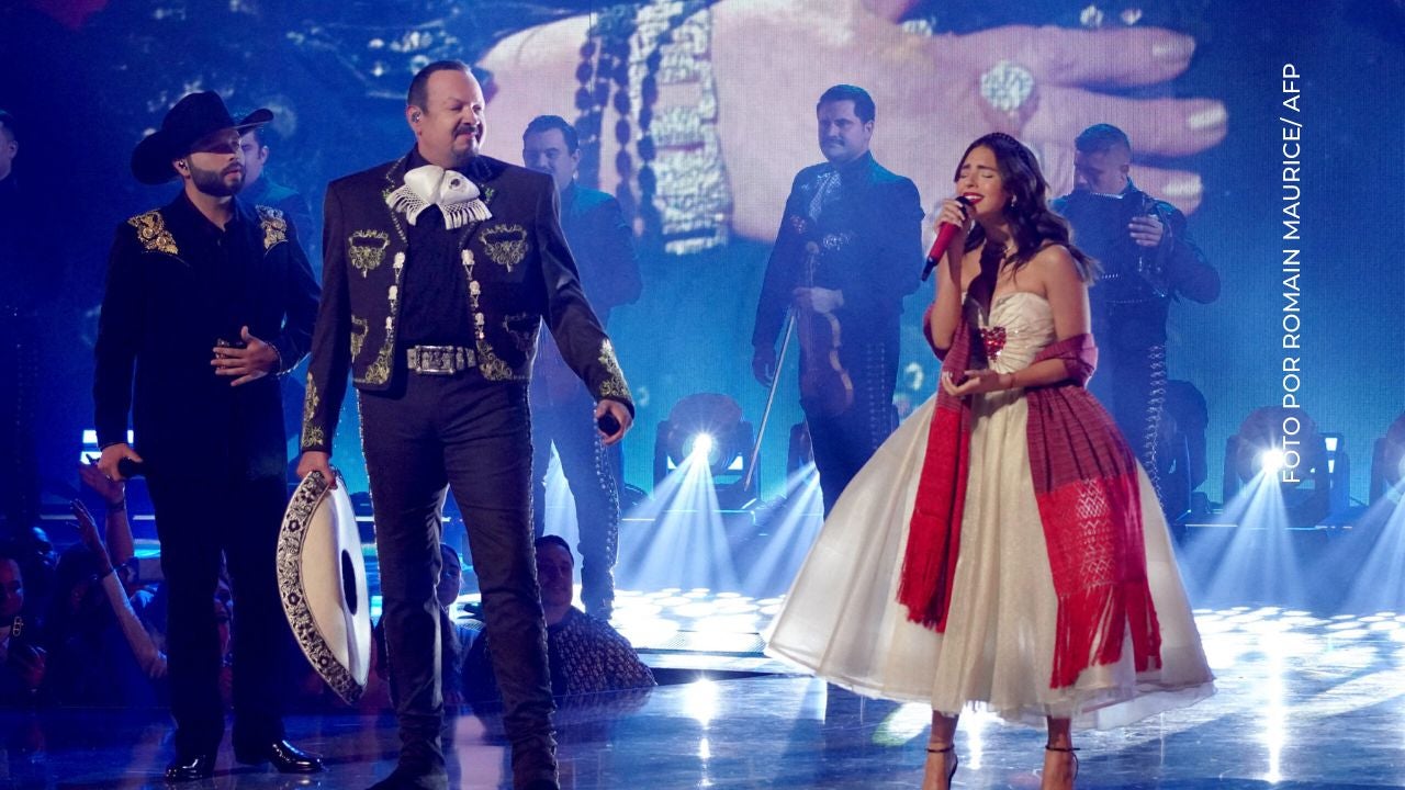 Ángela Aguilar acompañó a su padre en la celebración de su cumpleaños número 58