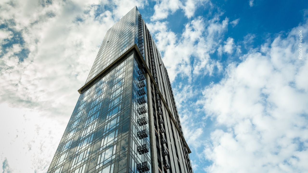 Video viral muestra cómo alto edificio se tambalea con fuerza durante terremoto en Colombia