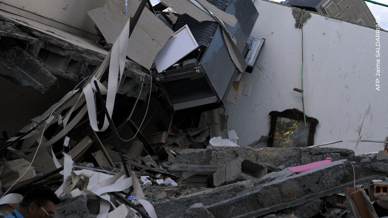 rescatista llora tras terremoto