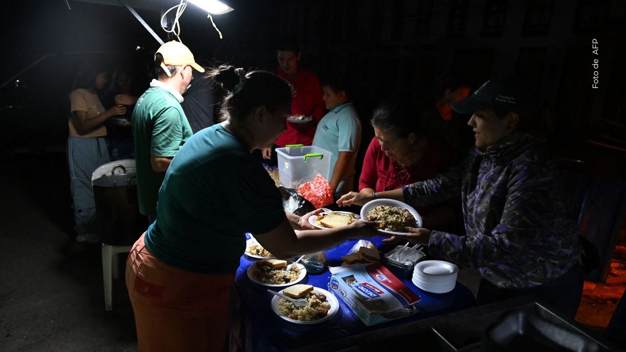 Las zonas afectadas por el terremoto no tienen luz ni agua potable.