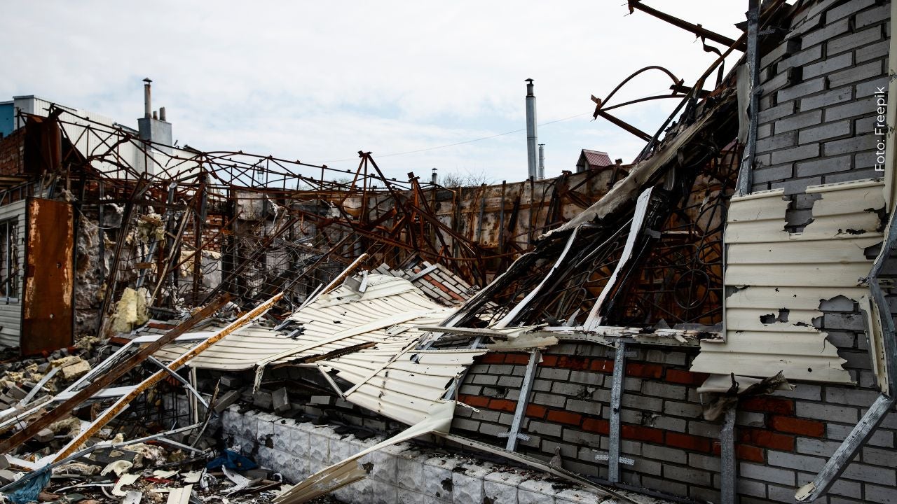 Video viral muestra cómo una familia logró salir de su vivienda y segundos después esta quedó destruida por el terremoto.