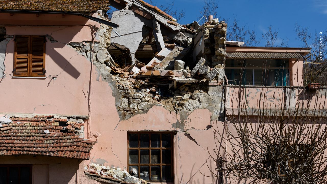 Se hace viral el video de una familia que logró salir de su casa segundos antes de que quedara destruida