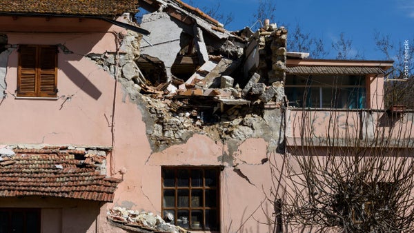 Video viral muestra cómo una familia colombiana logró salir de casa antes de que el terremoto la destruyera Video viral muestra cómo una familia colombiana logró salir de casa antes de que el terremoto la destruyera