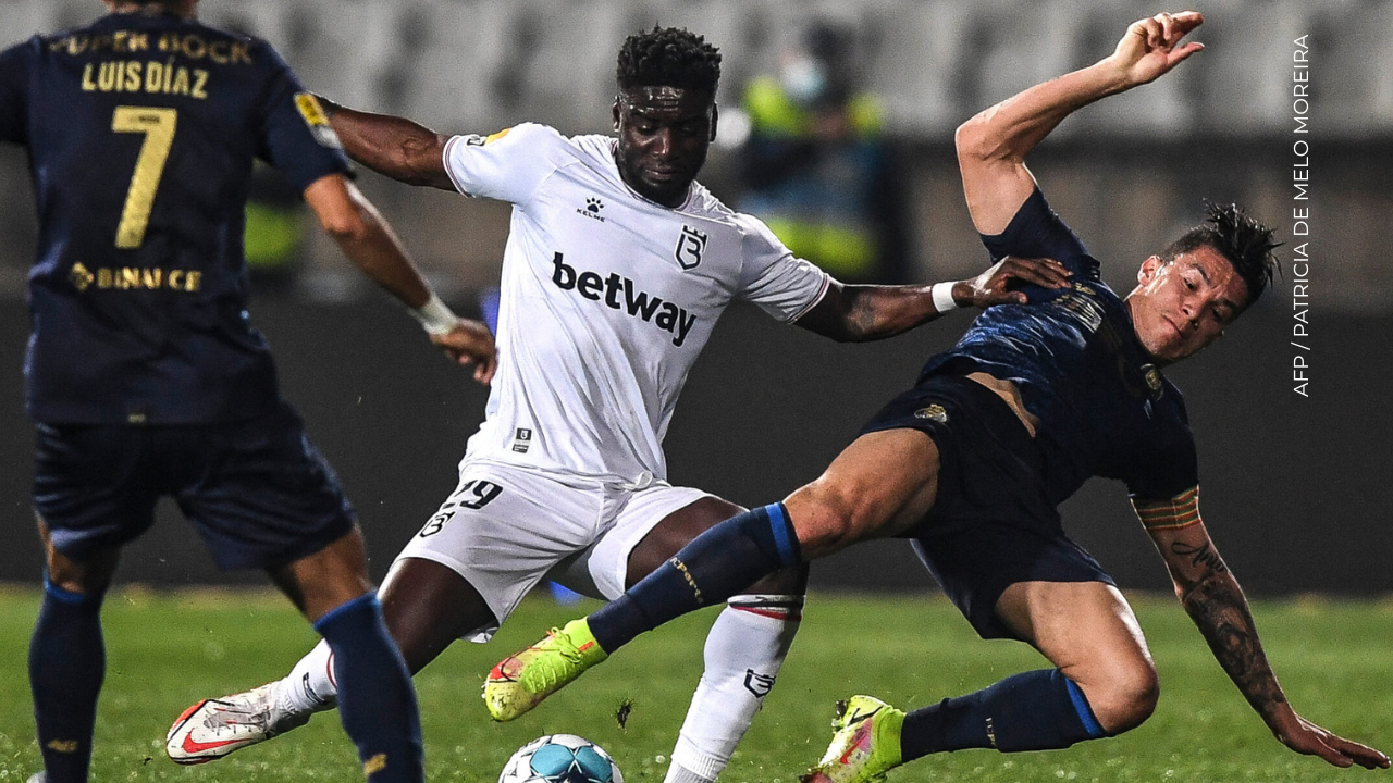 Matheus Uribe en el terreno de juego.
