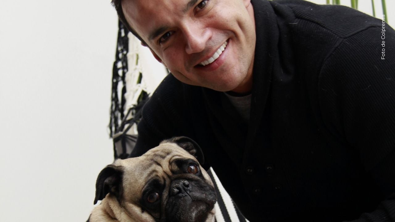 Juan Diego Alvira de luto tras la muerte de su perrito.