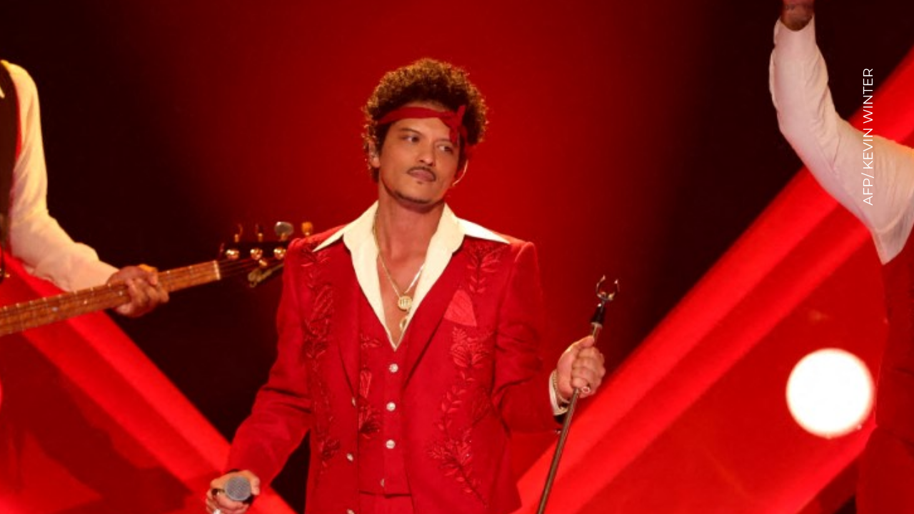 Karol G y Bruno Mars levantan sospechas tras salir a la luz inesperada imagen