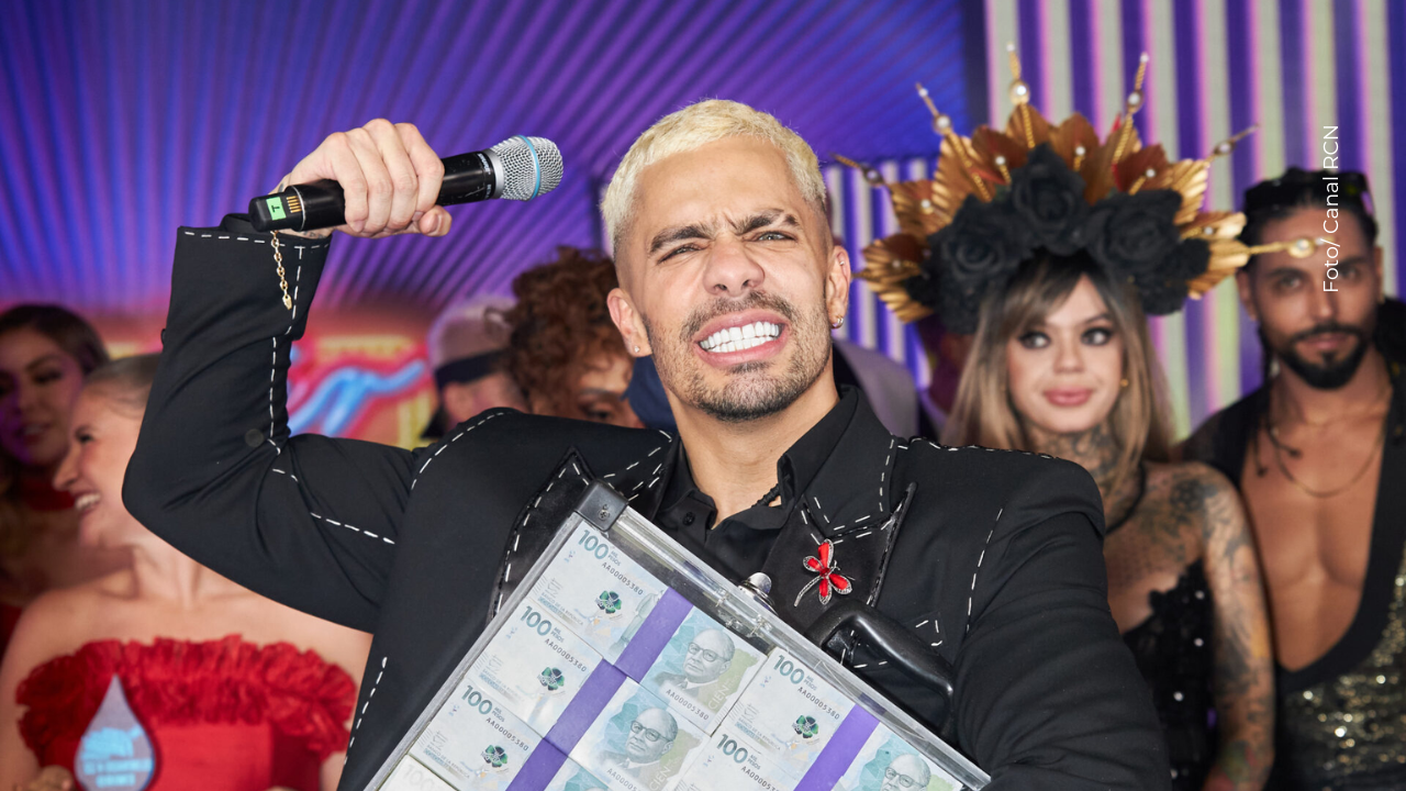 Kris R fue acusado de copiarle a Altafulla una polémica foto con Karina García