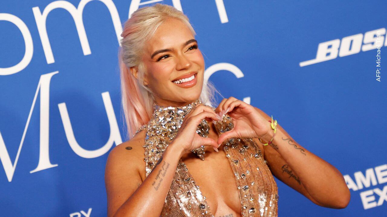 karol g recibe sorpresa en concierto
