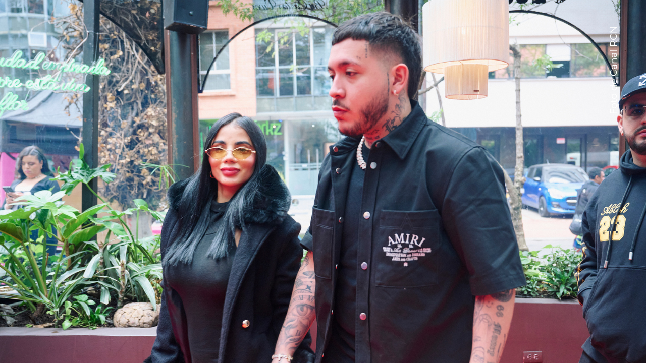 Karina García y Kris R tomados de la mano.