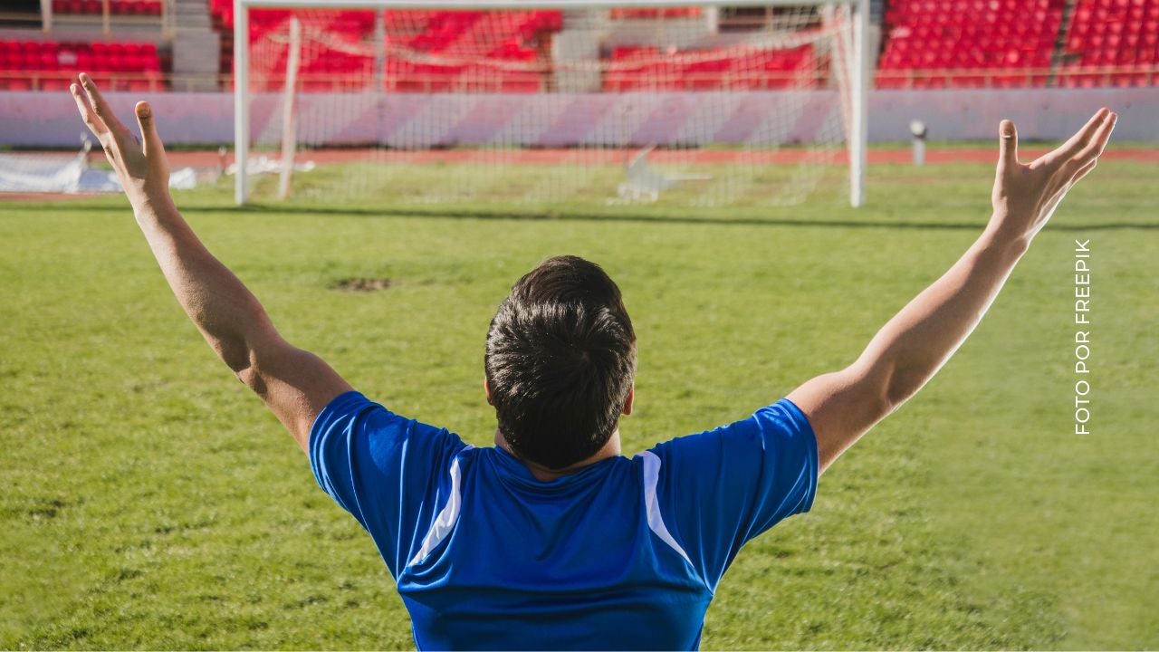 Joan Parra le pidió matrimonio a su esposa en una cancha de fútbol
