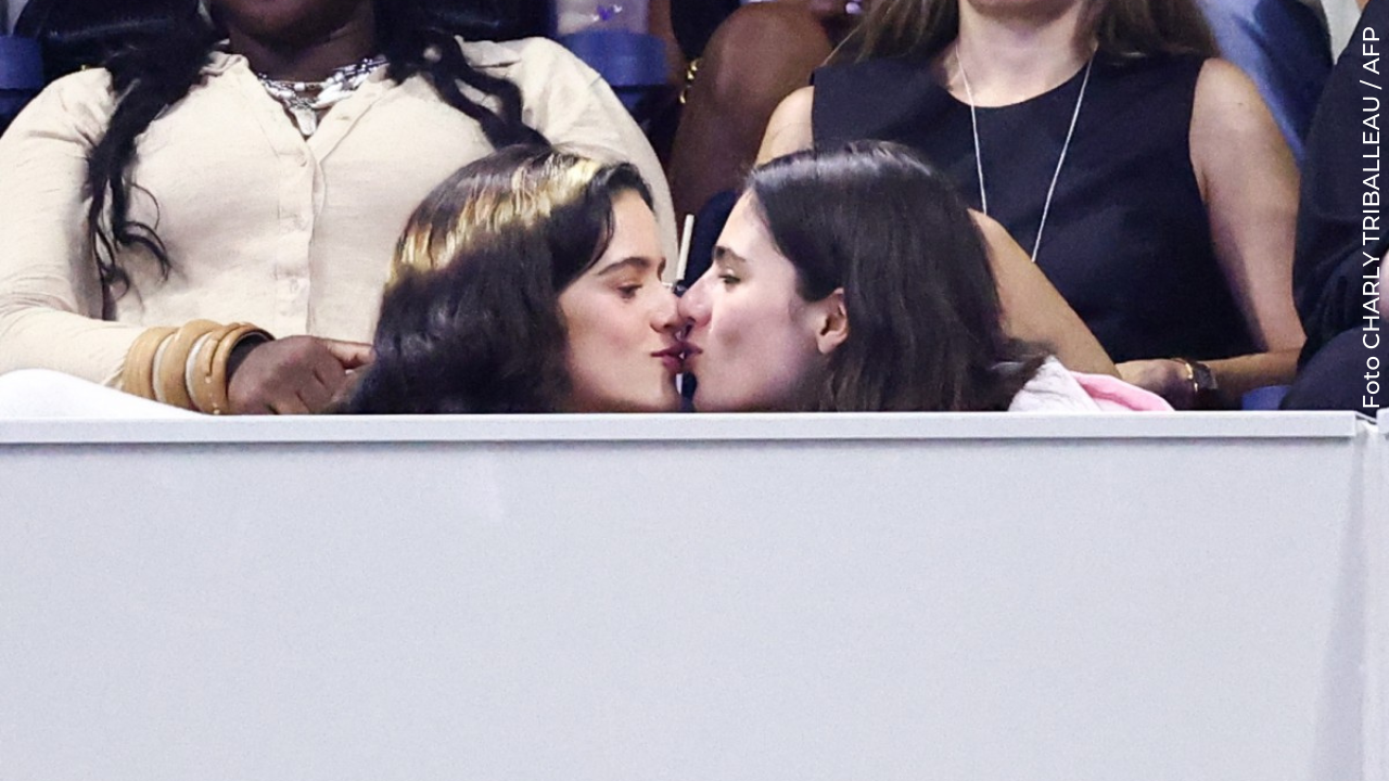 Famosa cantante confirma romance con una modelo tras meses de rumores y un romántico beso