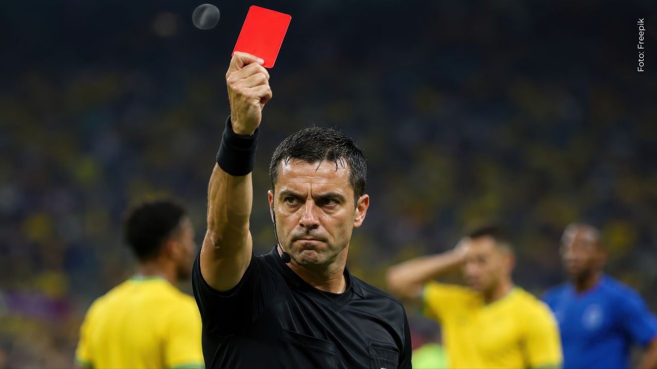 Árbitro de fútbol sufrió graves lesiones tras recibir el impacto de un balón