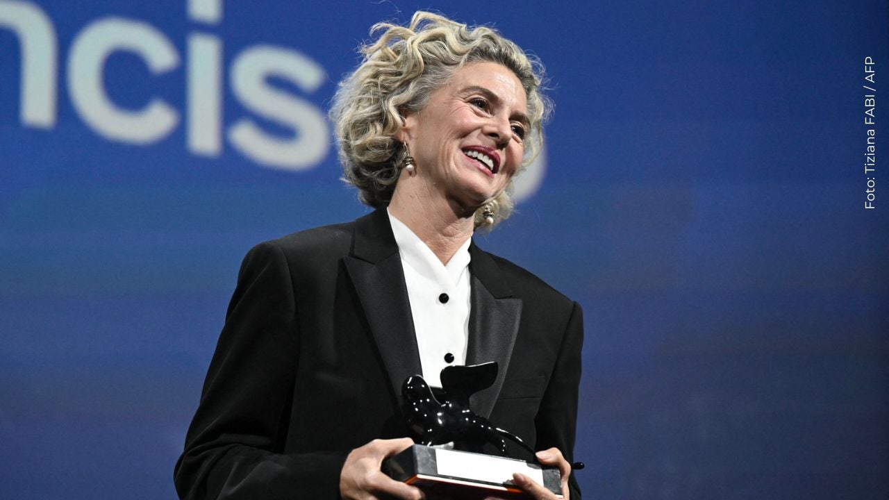 Margarita Rosa de Francisco recibe el premio a la mejor actriz por su papel en la película 'El Paraíso