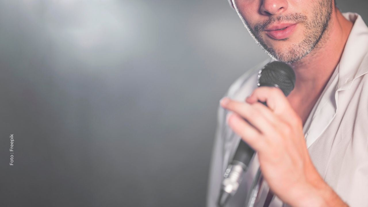 Reconocido cantante por poco es alcanzado por una bengala lanzada desde el público.