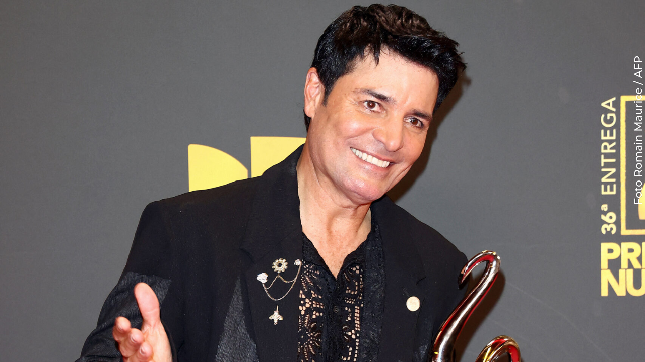 Joven venezolana llegó al concierto de Chayanne con una pancarta que sorprendió al cantante