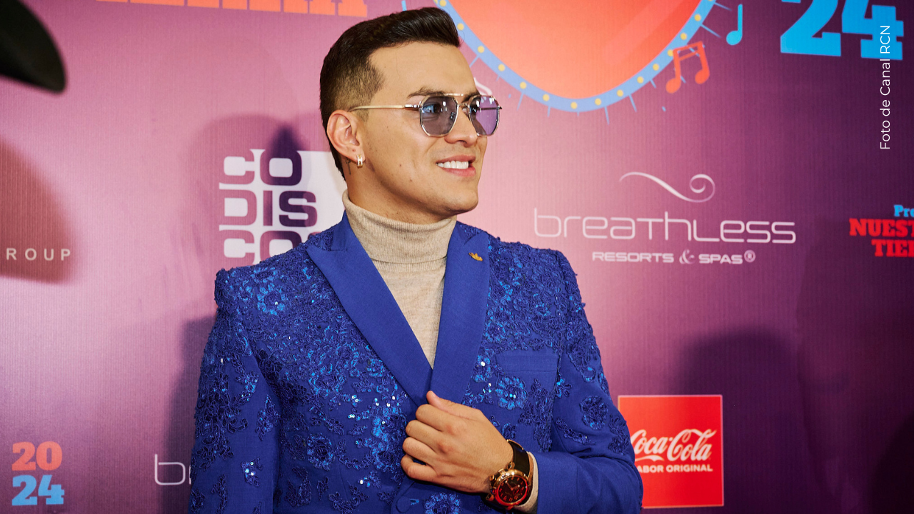Yeison Jiménez posando a la cámara.