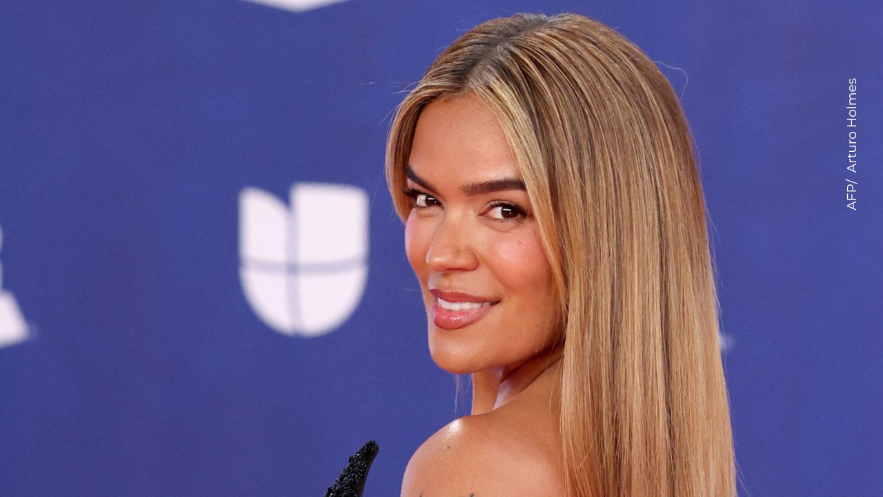Karol G causó revuelo al bailarle a famoso cantante