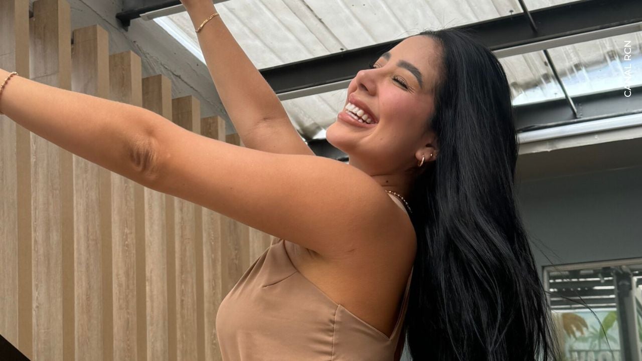 mariana zapara con su lujosa camioneta