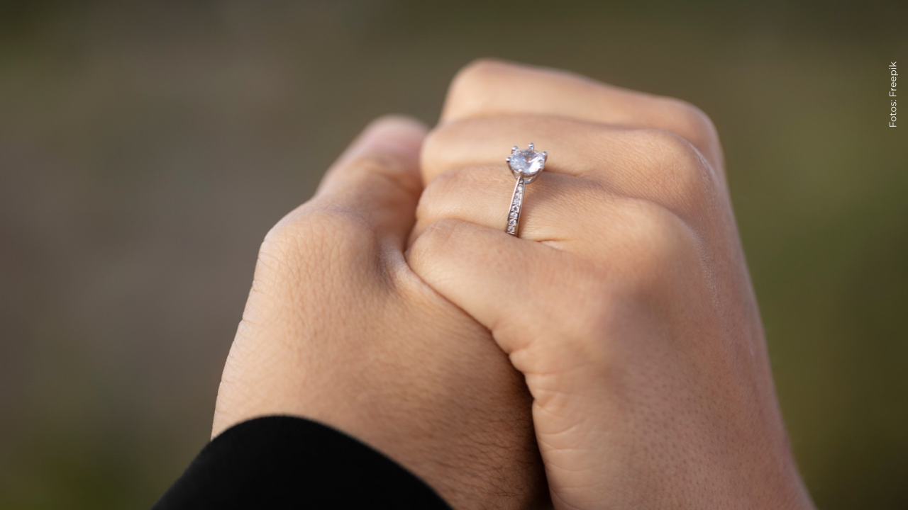 Famoso influenciador colombiano hizo oficial su noviazgo con un hombre: se van a casar