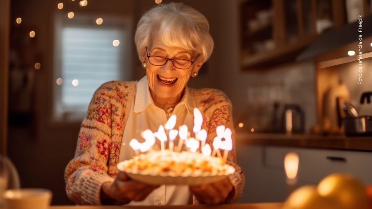 Así celebró sus 92 años la abuelita que se robó las miradas en un video de Karol G
