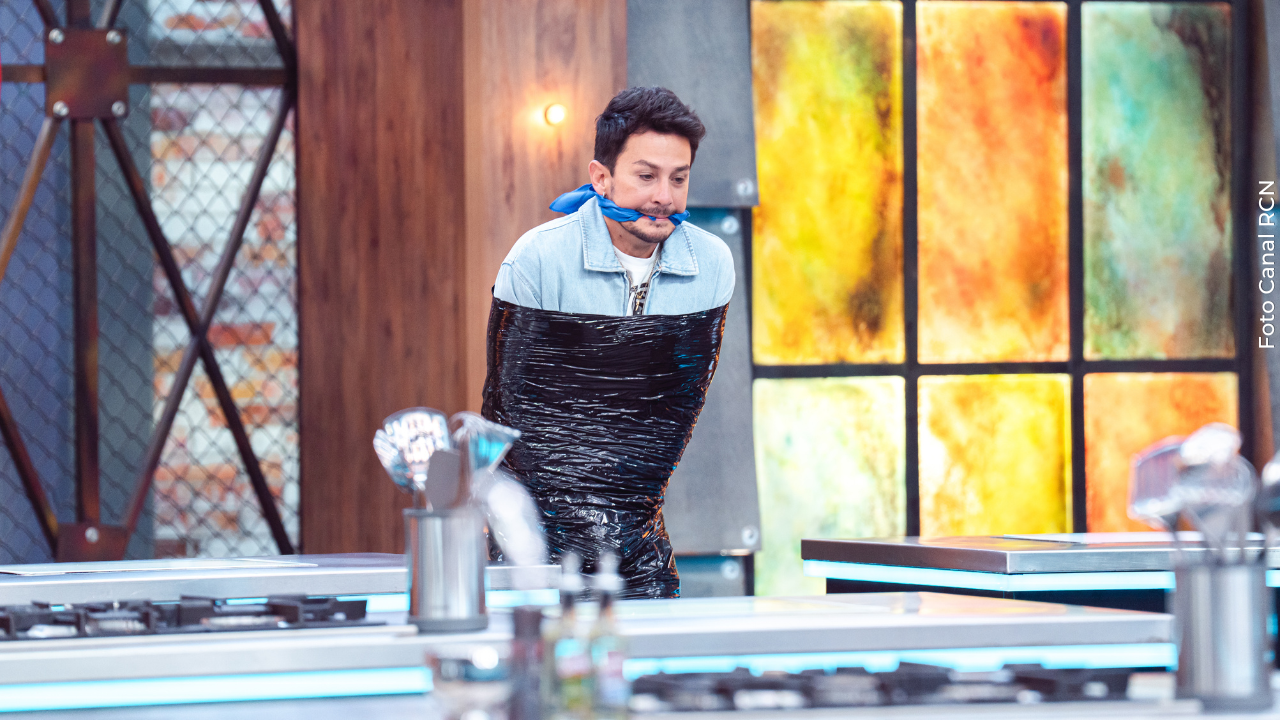 Amarraron a Sebastián Vega en MasterChef Celebrity y Emmanuel Restrepo terminó con su pin