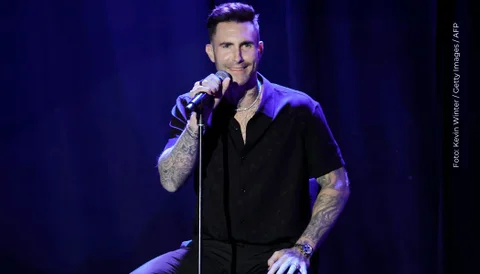 Adam Levinecelebra su décimo aniversario de boda