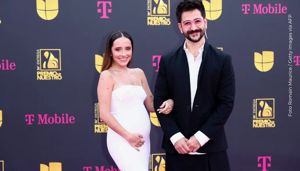 Camilo y Evaluna durante una de sus giras, acompañados por sus hijas Índigo y Amaranto, quienes no aparecen con el rostro visible.