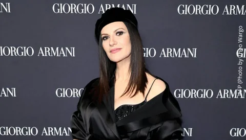 Laura Pausini sufrió una aparatosa caída en el escenario