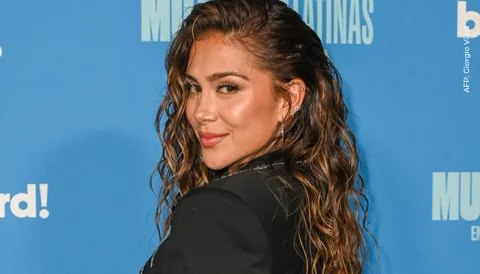Greeicy bailando con elegante vestido rojo