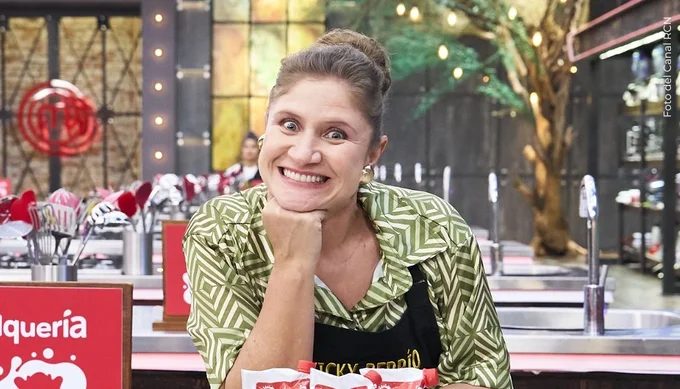 Vicky de MasterChef Celebrity mima a su mamá y hermana | Foto del Canal RCN Vicky de MasterChef Celebrity mima a su mamá y hermana