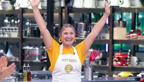 Vicky Berrío se lleva la primera cuchara de oro en MasterChef Celebrity y la dedica.