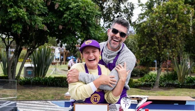 Vicky Berrio y Juan Pablo Llano protagonizaron inesperado beso en MasterChef Celebrity/ Foto RCN Vicky Berrio y Juan Pablo Llano protagonizaron inesperado beso en MasterChef Celebrity
