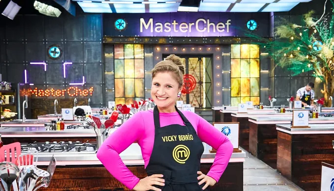 Vicky Berrio recibió regalo de sus fans de MasterChef Celebrity. (Foto Canal RCN) Vicky Berrio recibió regalo de sus fans de MasterChef Celebrity