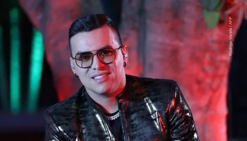 El cantante de música popular Yeison Jiménez encantó a sus seguidores al unirse a la tendencia de mostrar fotos de su infancia.
